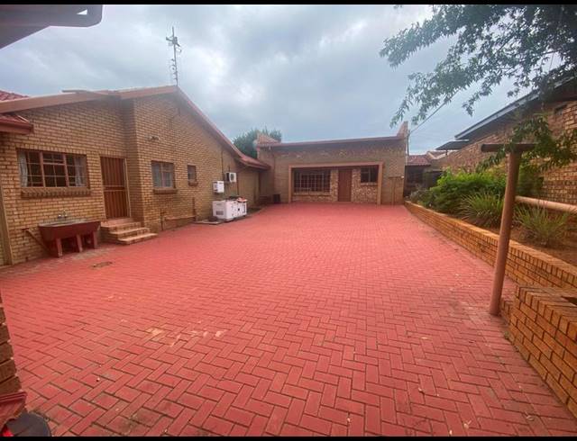 4 BEDROOM HOUSE FOR SALE IN EASTDENE